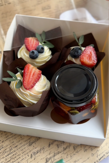 Упаковка под 4 капкейка/пирожных/бенто-торт с прозрачной крышкой, белый